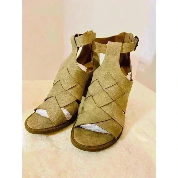 Universal Thread Shoes - Universal Thread Women’s Auburn block heels